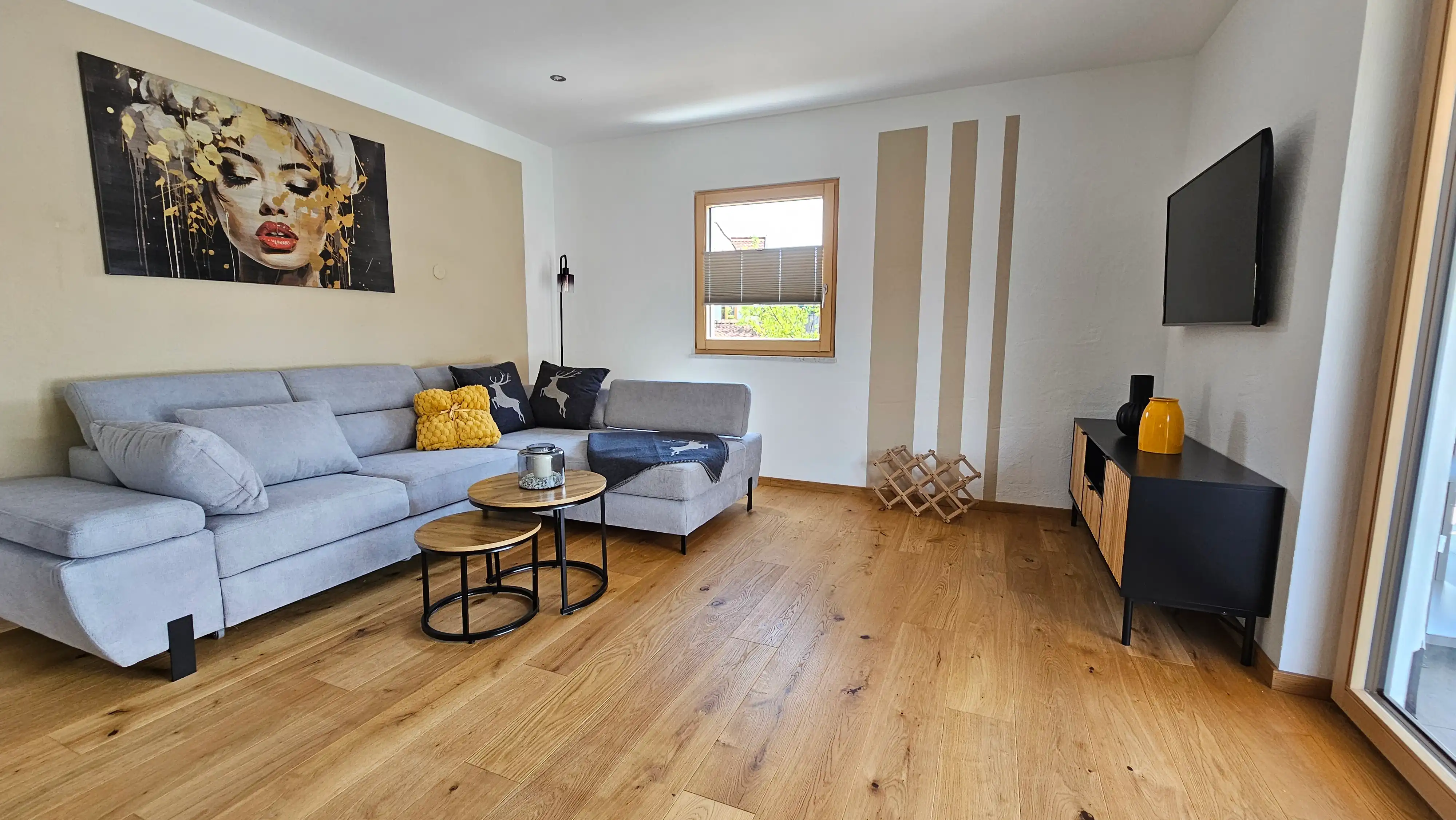 Wohnzimmer mit ausziehbarer Couch und Fernseher